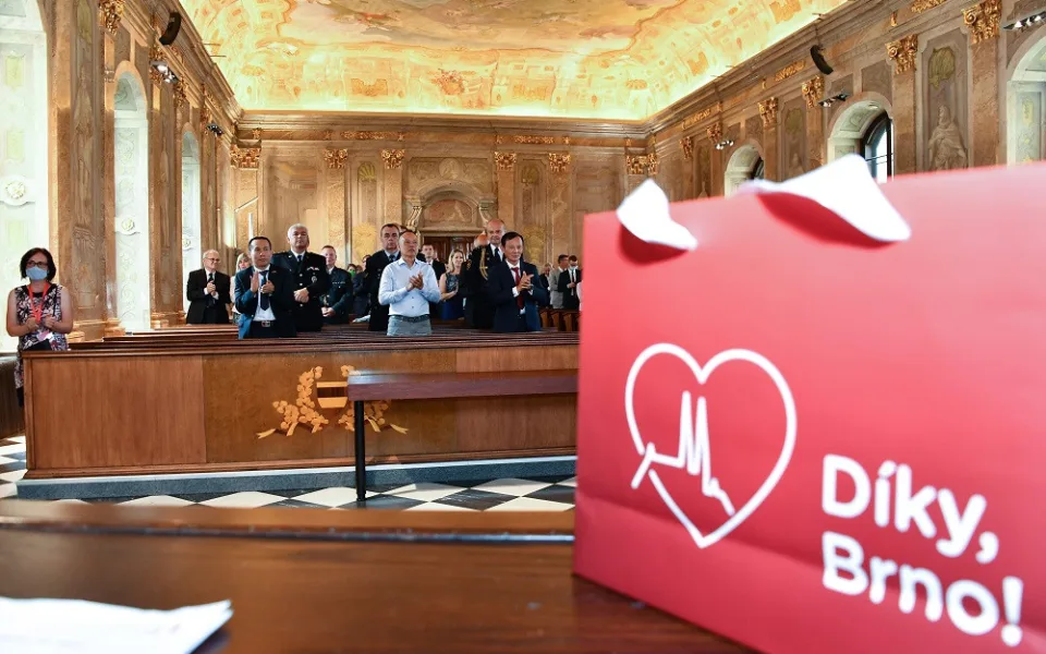 Brno v sobotu poděkovalo lidem za boj s koronavirem. Na akci však byl nakažený účastník