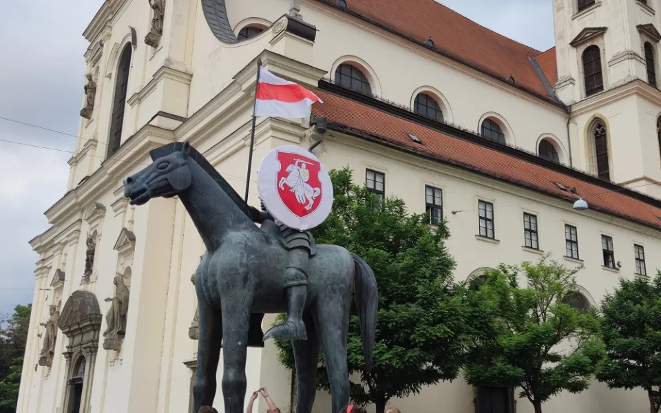 Znak Běloruska nově zdobí sochu Jošta