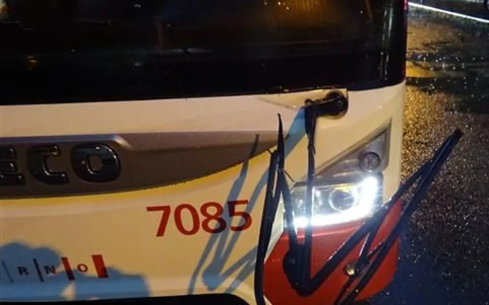 Mladík zničil stěrač na autobusu