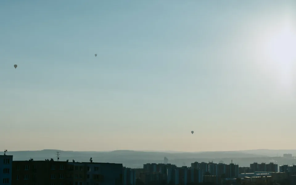 POČASÍ NA PÁTEK: Jasná obloha a teploty nad třicítkou