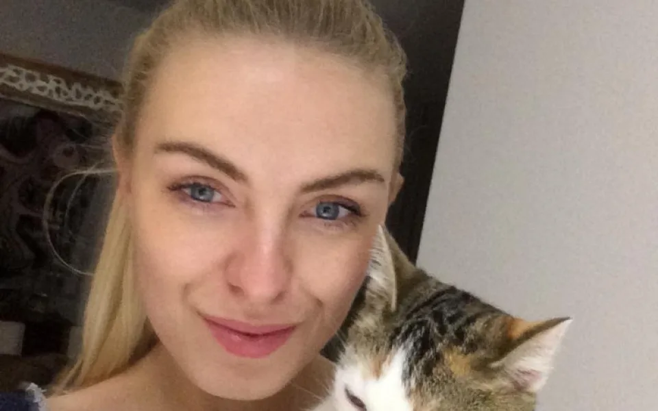 Petra Endlicherová a kočičí svěřenec