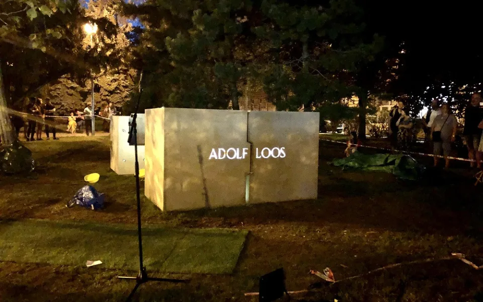 Brněnský památník Adolfa Loose může sloužit i jako lavička