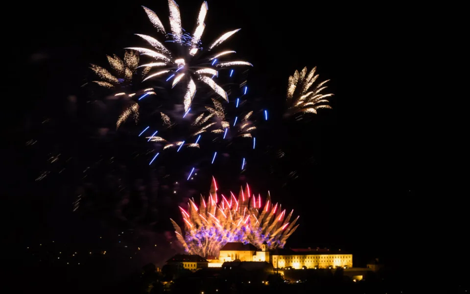 FOTO: Óda na šťastný let. Ohňostroj nad Špilberkem rozzářil noční oblohu