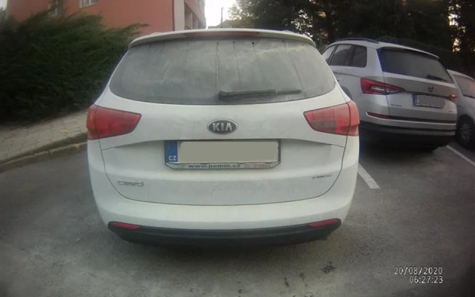 Vtipálci postříkali auta hasičákem