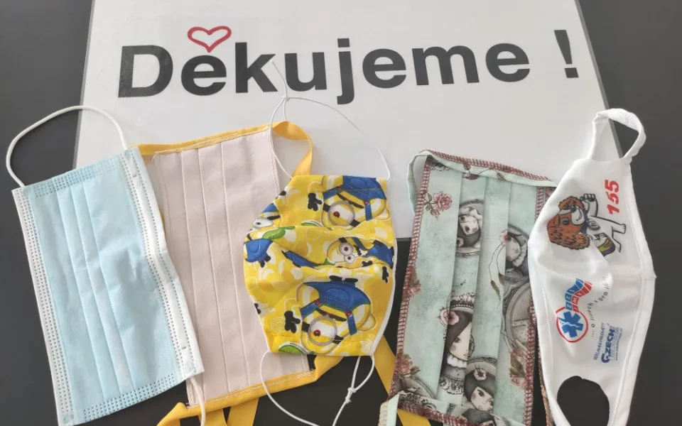 Zdravotníci žádají pacienty, aby nosili roušku
