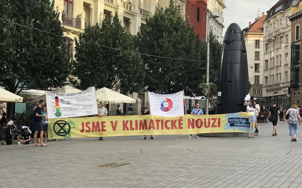 „Jsme v klimatické nouzi“, tak znělo heslo pondělní poklidné demonstrace na náměstí Svobody