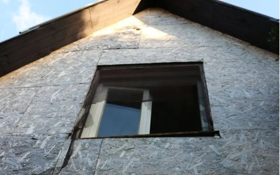 Zloděj v chatce našel pouze silnou domácí pálenku