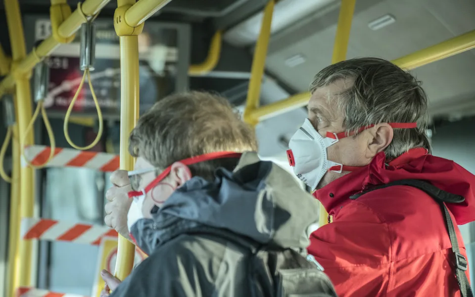 MHD v Brně se po prázdninách vrátí do normálu. Cestující budou však muset nosit roušky