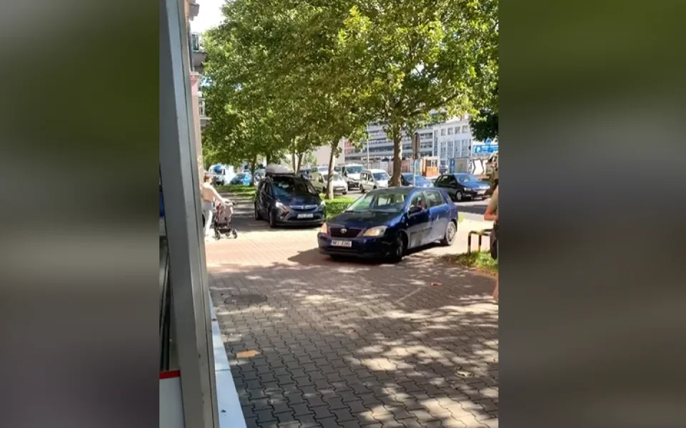 Na Kounicově v Brně se vytvořila kolona. Řidiči aut to vzali po chodníku