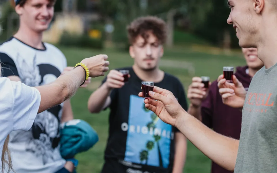 Seznamovací akce pro prváky vysokých škol lákají na adrenalin i alkohol
