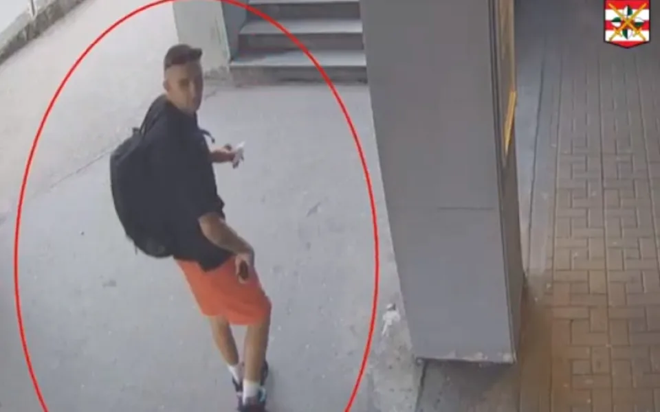 VIDEO: Sprejer se šel vyřádit k brněnskému obchodnímu centru, natočila ho kamera