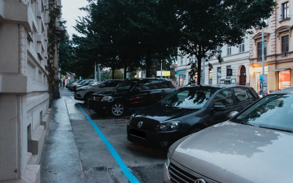 Radní začali řešit situaci na Veveří, odstraní parkovací místa v zúžených částech prostoru pro chodce