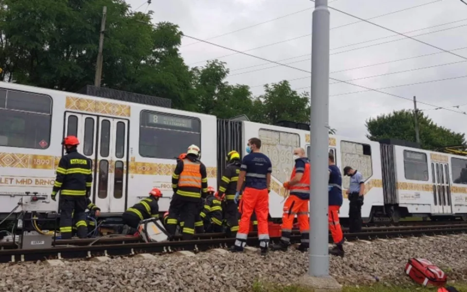 Tramvaj v Brně srazila chodce, zůstal zraněný pod soupravou