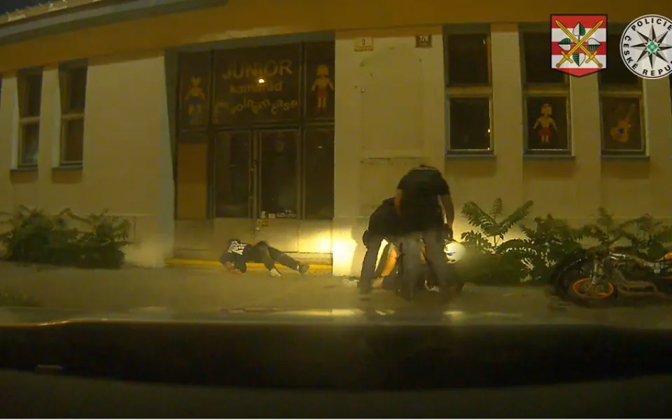 VIDEO: Zfetovaný motorkář se v Brně snažil ujet policistům. Naboural a zranil sebe i spolujezdce