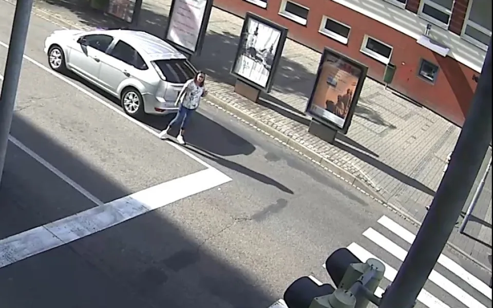 Policisté pátrají po ženě na fotografii