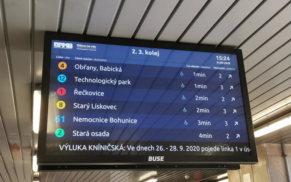 Konec zbytečného pobíhání. V podchodu hlavního nádraží přibyly nové informační tabule s odjezdy