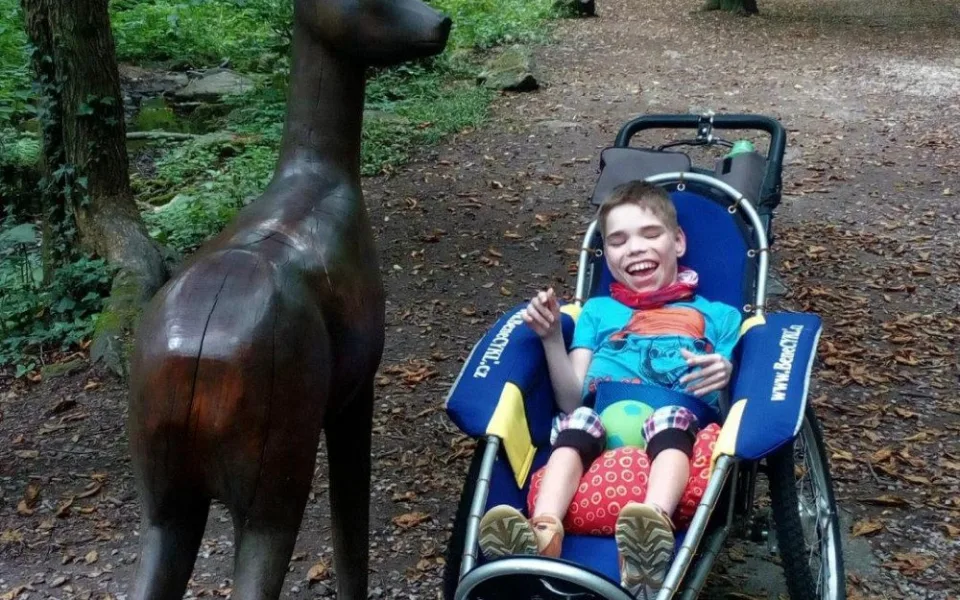 Lukáš bojuje s mozkovou obrnou. On je má škola života, říká maminka Katka