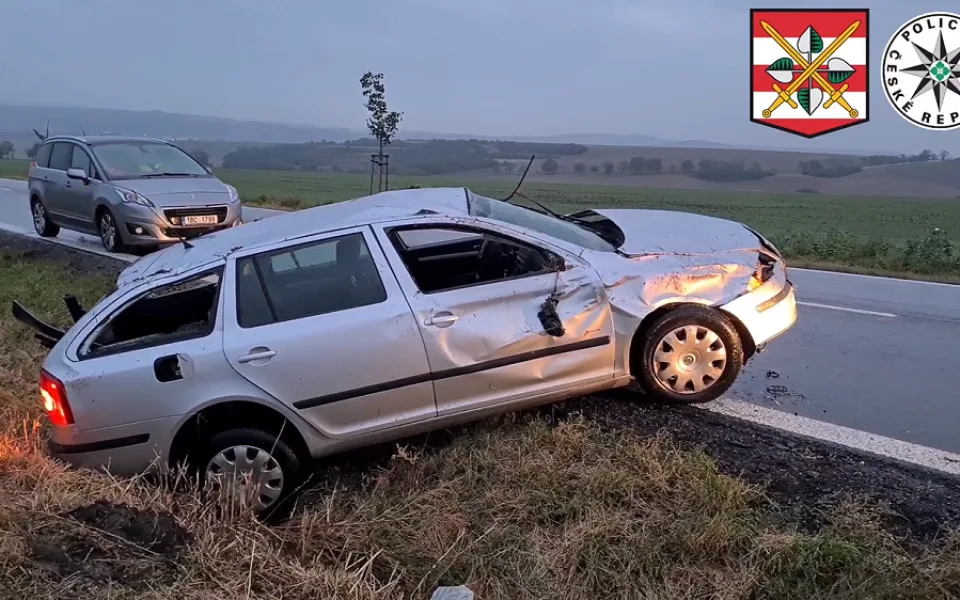 VIDEO: Když naprší a neuschne. Počasí dělá problémy řidičům na jižní Moravě, jen v pondělí řešili policisté třicet nehod