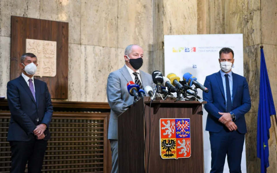 Vláda schválila nouzový stav. U jednoho stolu v hospodě může sedět maximálně šest lidí