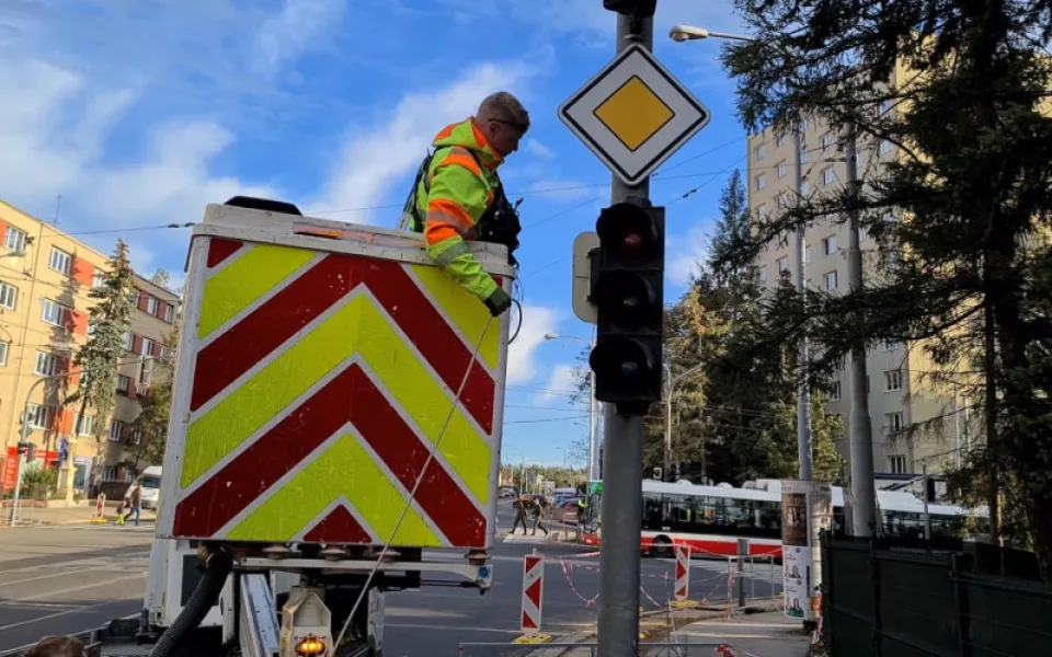 VIDEO: Brněnské řidiče čeká očistec, varují policisté. Vytížené křižovatky budou bez semaforů