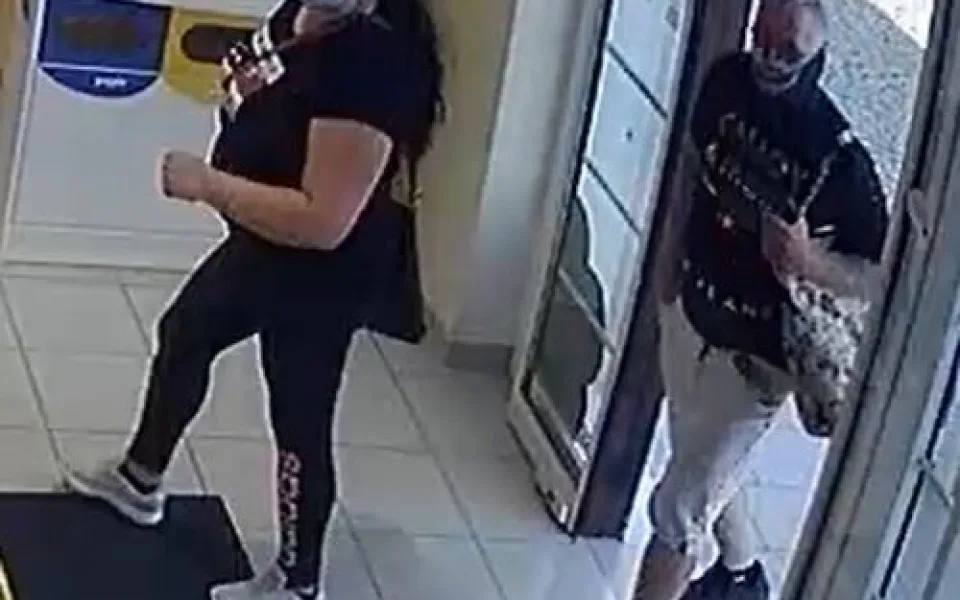 Policie pátrá po dvou zlodějích