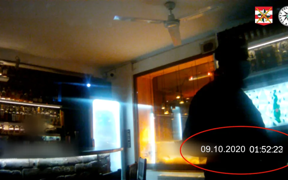 VIDEO: Popíjející lidé a hlasitá hudba. Policisté narazili v Brně ve dvě ráno na otevřený bar.