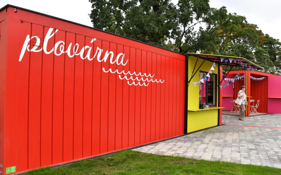 Příliv bezdomovců se nedal vydržet, je konec, říká provozovatelka café Plovárna
