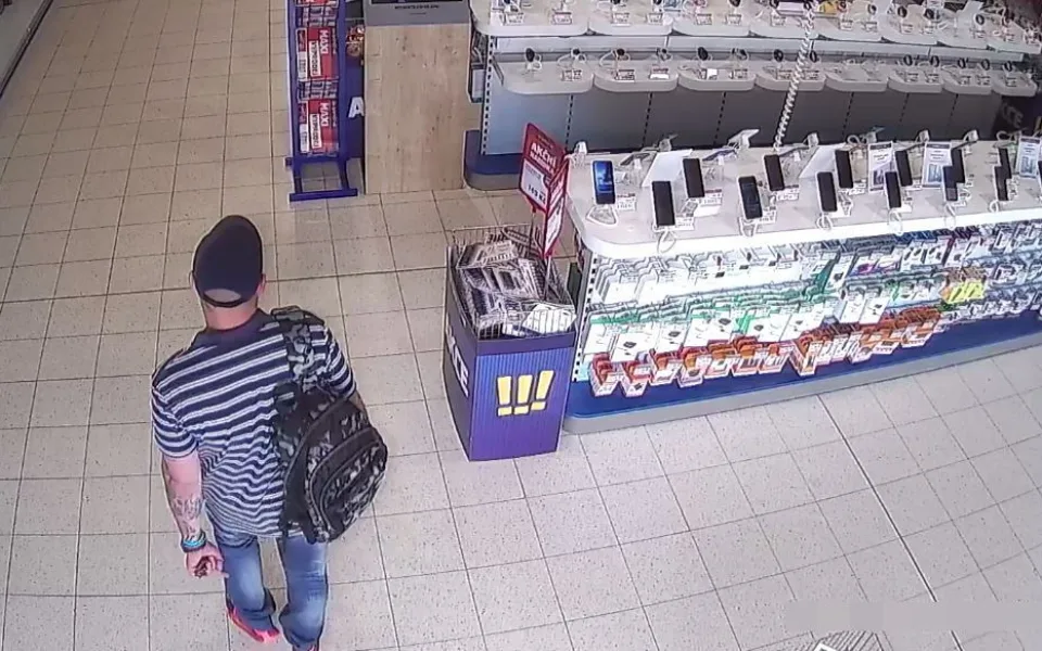 Muž přišelpro nákup, za který nezaplatil