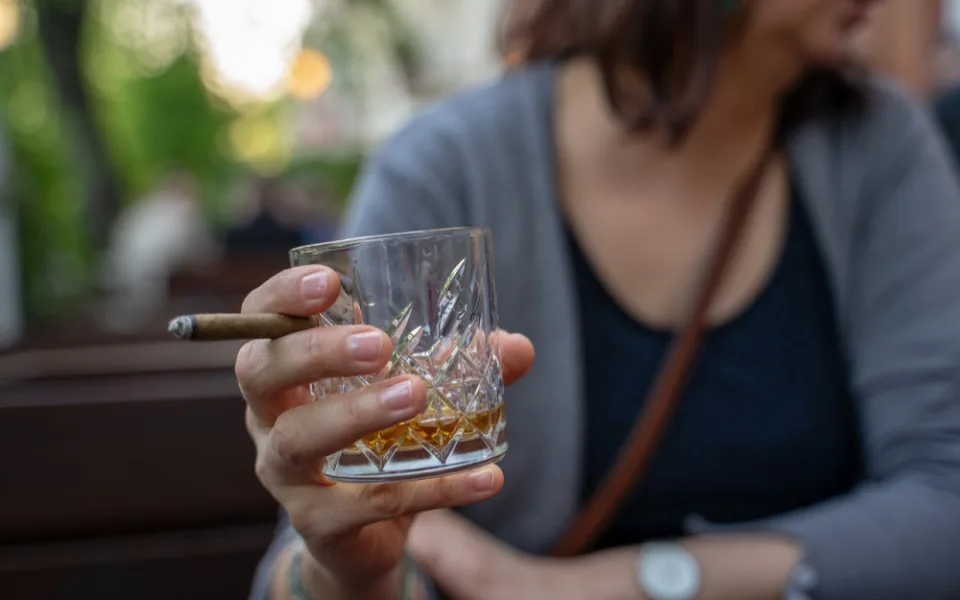 Opilá žena zazvonila na cizí dům, prošla kolem překvapeného majitele a usnula na gauči. Budit jí muselo několik lidí