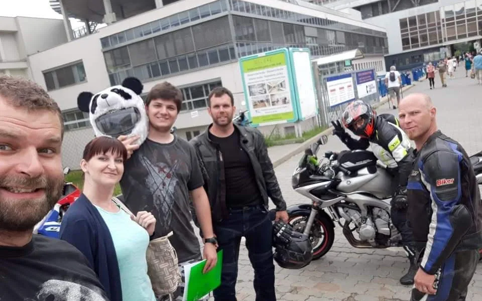 Lukáš (třetí zleva) na hromadném darování krve