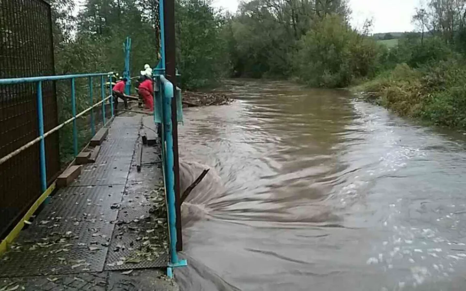 Rozvodněná Svitava vyhnala ze sklepa muže, který se schovával před vězením
