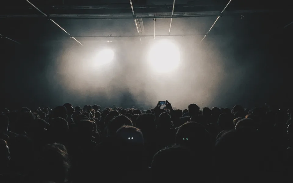 crowd-789652_1920