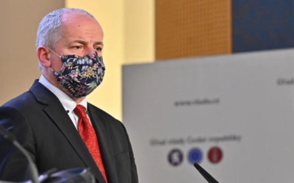 Papalášství v praxi, shodují se politici. Blesk zachytil Prymulu a Faltýnka bez roušek a při odchodu z restaurace