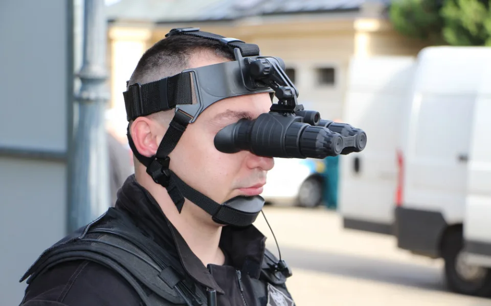 Brněnský strážník s termovizí