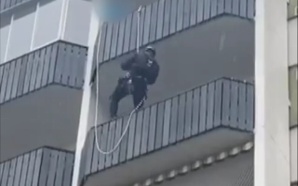 VIDEO: Zraněná žena v Brně tlučením do stupaček volala o pomoc, strážníci se k ní museli slaňovat