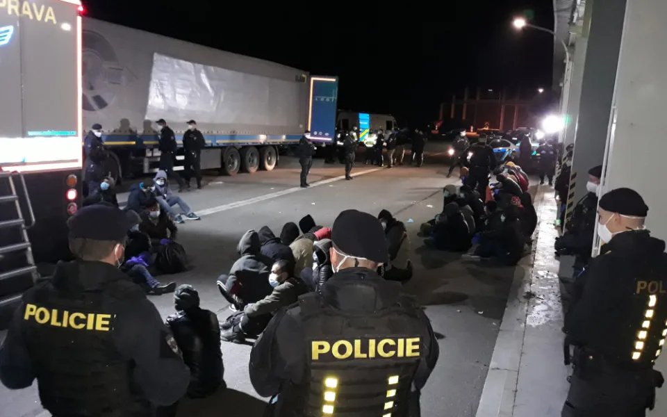 Celníci na D2 dnes zadrželi turecký kamion vezoucí 48 uprchlíků ze Sýrie