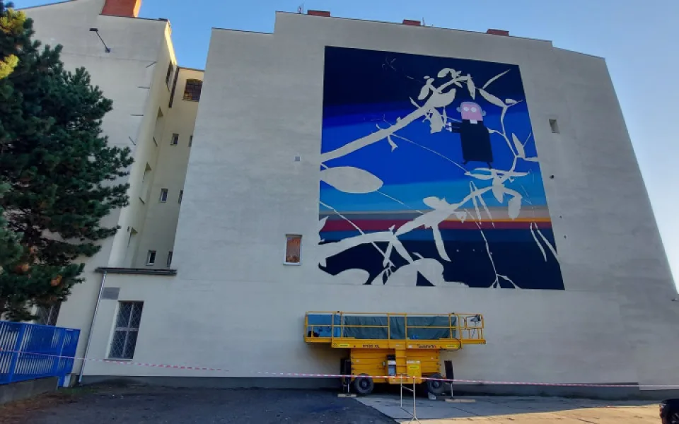 FOTO: V ulicích Brna vzniká možná největší galerie pod širým nebem v Evropě. Nad Cejlem už skotačí Mendel