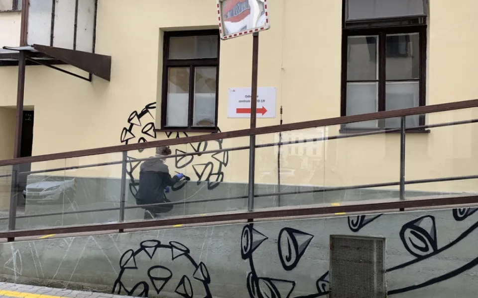 Mladý umělec pracuje na streetartu