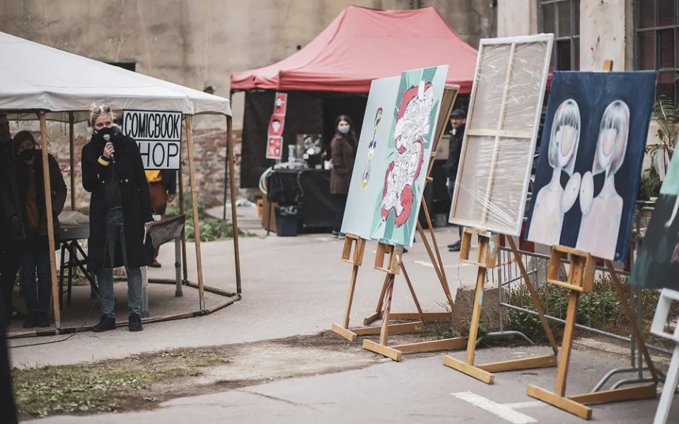 Na festivalu vznikly úžasné obrazy, ty teď pomohou dětem se vzděláváním