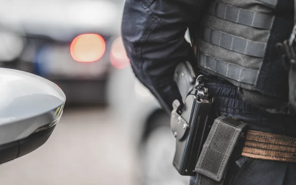 Agresivní muž v Brně sousedovi rozmlátil dveře činkou, na policisty zaútočil sklenicí