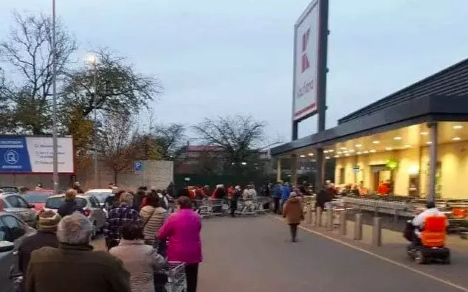 Foto před otrokovickým Kauflandem