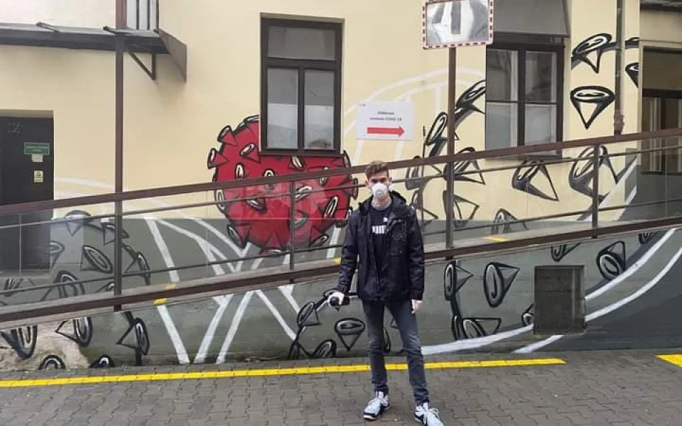 Michal Pavlík u svého díla u nemocnice u s. Anny v Brně