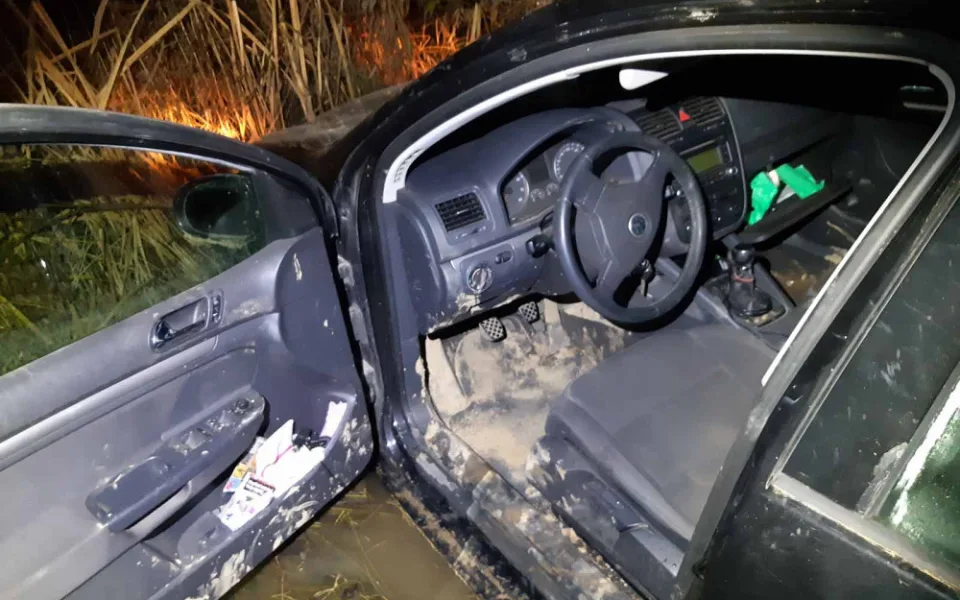 Hledaný muž ujížděl před policií v kradeném autě.