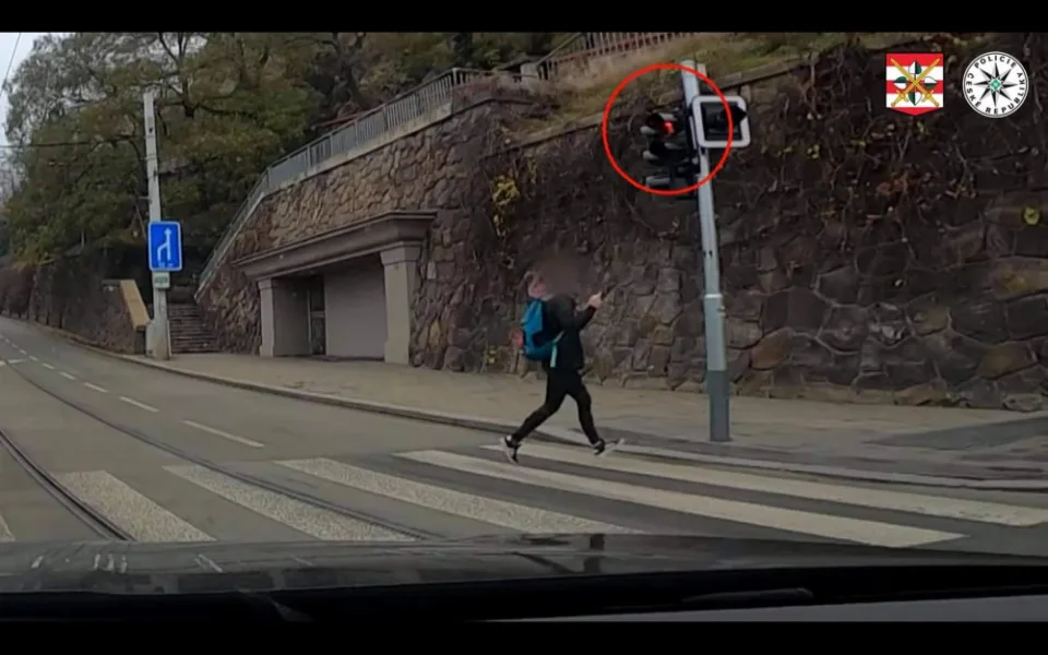 Mladá žena na policisty ukázala v běhu vulgární gesto