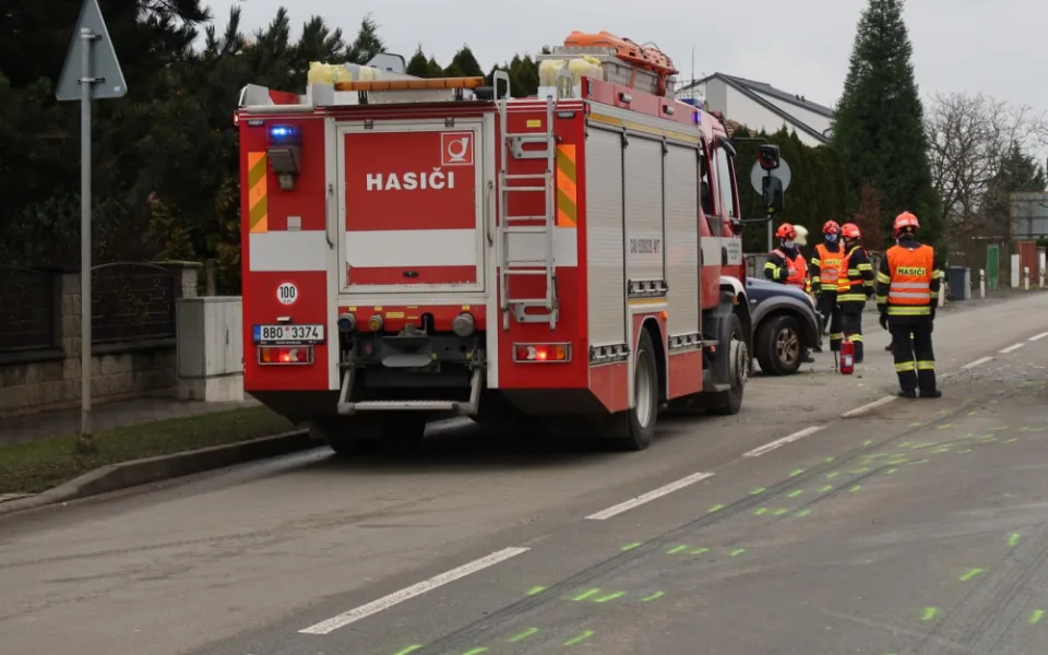 Řidič SUV nedal na výjezdu z Brna přednost kamionu, za chybu zaplatil životem