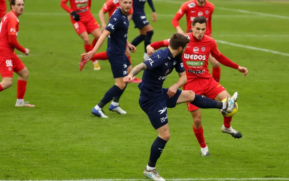 Zbrojovka díky parádnímu obratu v závěru porazila Slovácko a slaví první domácí výhru