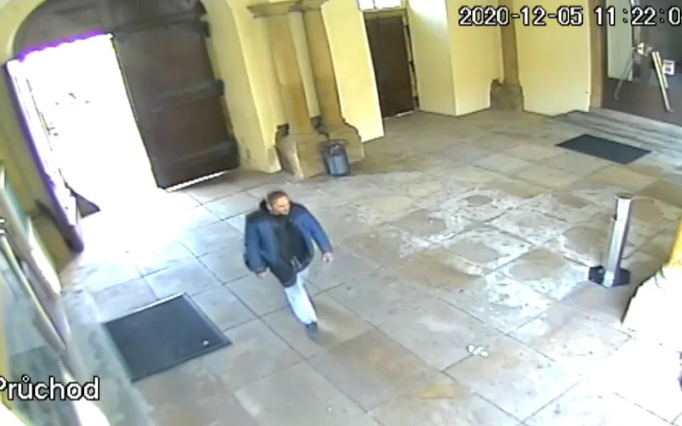 VIDEO: Zloděj okradl novomanžele přímo na radnici v Brně. Pátrají po něm policisté