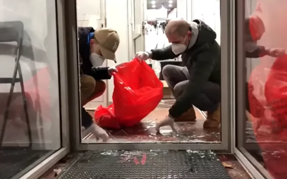 Agresivní cizinec napadl lidi u odběrového centra na výstavišti v Brně