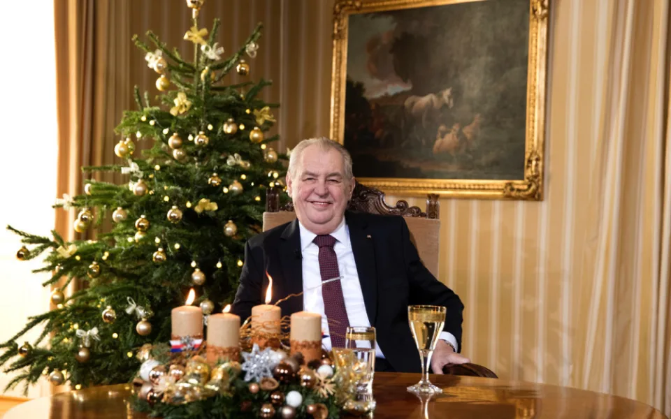 Prezident vyzval ve vánočním poselství občany, aby se očkovali. Zároveň pochválil Prymulu a vládu, kritizoval opozici a novináře