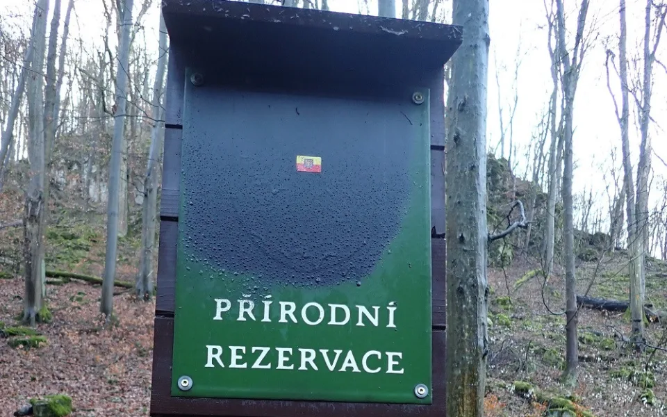 Hloupý rádoby patriot opět řádil v Moravském krasu. Po letech opět přelepuje cedule moravskou orlicí